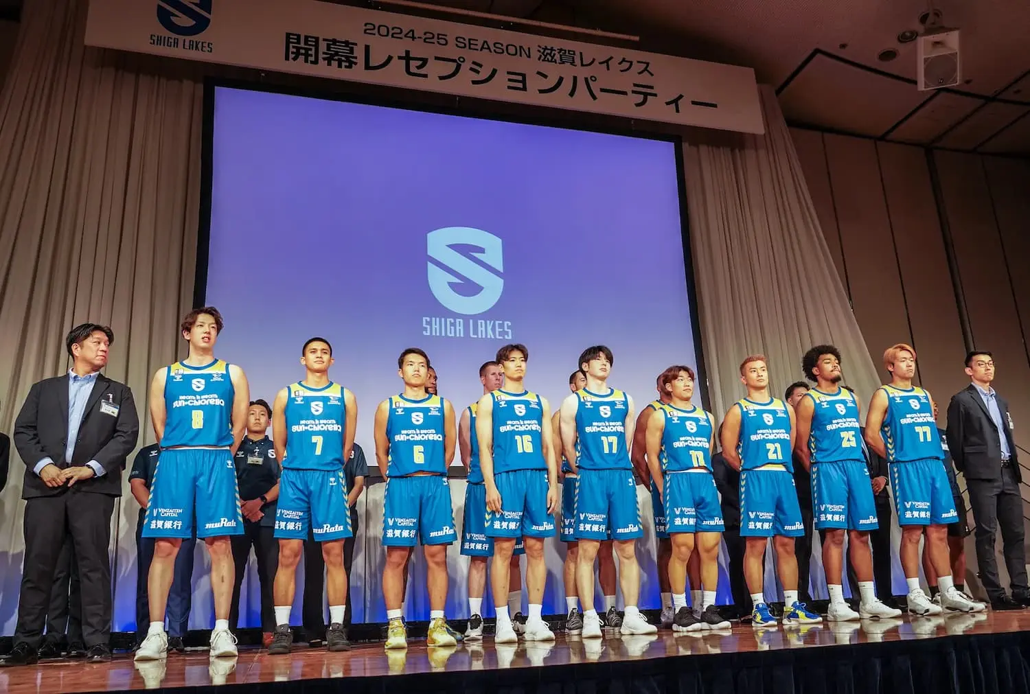 レセプションパーティーで登壇する選手たちの写真