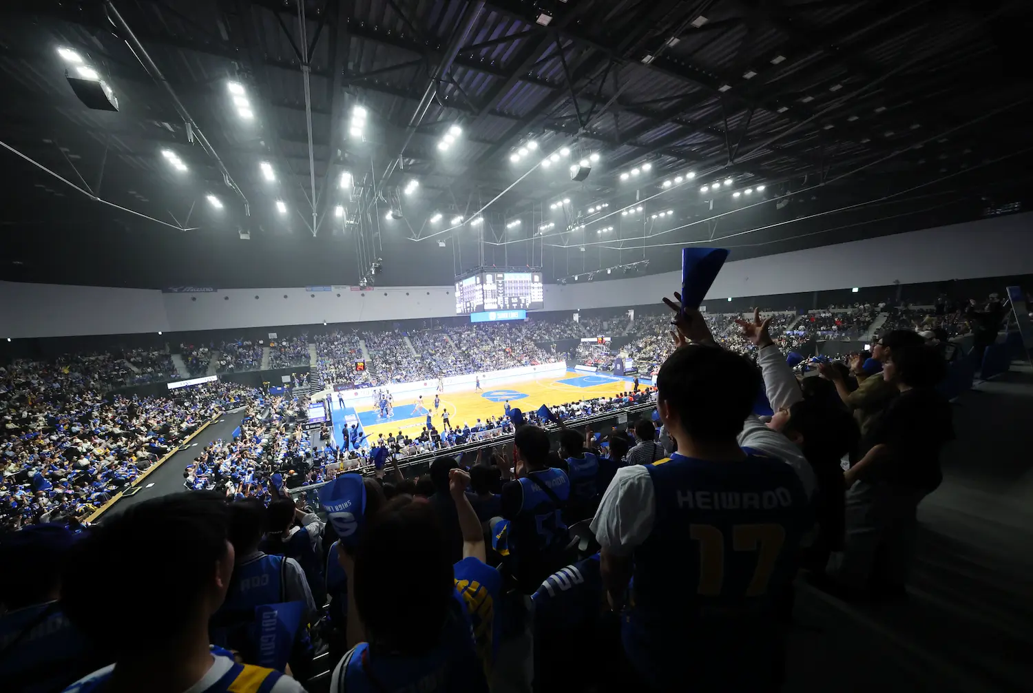レイクスの試合を応援する観客の写真