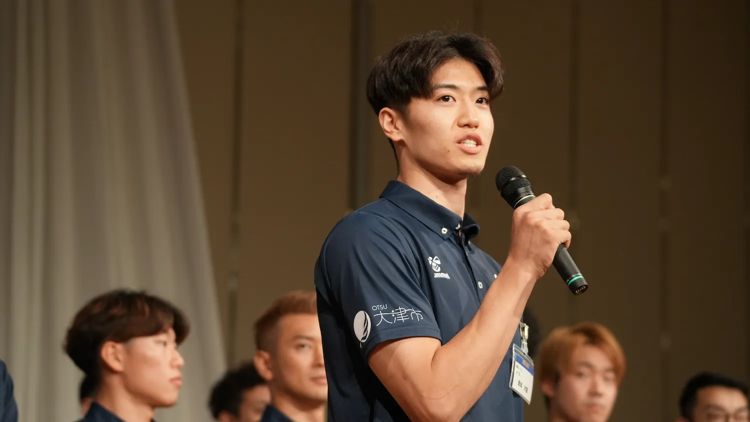 レセプションパーティーでスピーチする選手写真