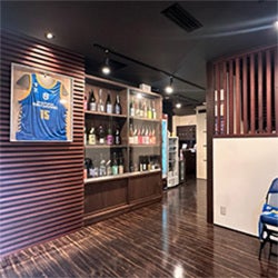 ときめきの店内写真：レイクスのユニフォームが飾られていて、隣にお酒のボトルが並んでいる